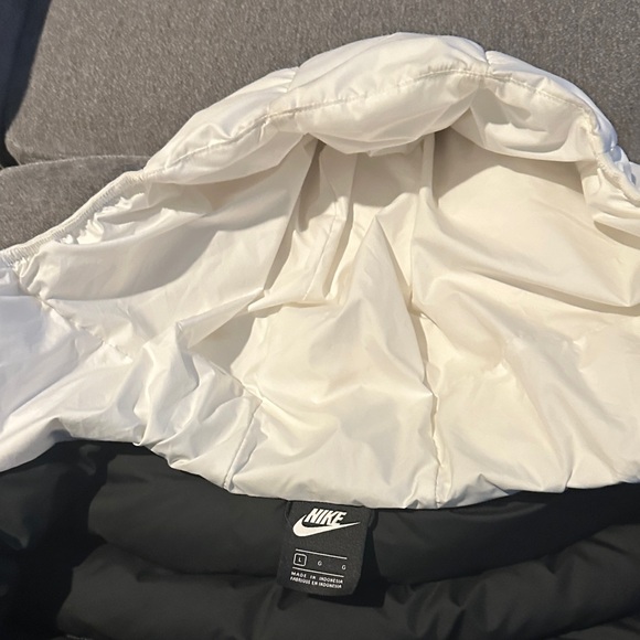 Nike Men’s Windrunner Black Hooded Jacket
Men’s Down Jacket - Picture 6 of 8